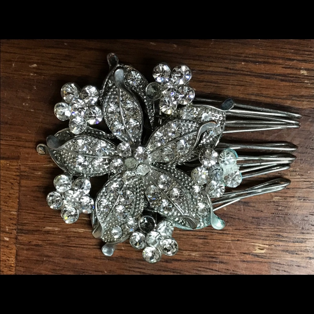 Hair clip/comb.